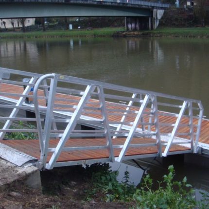 La passerelle en aluminium en platelage bois imputrescilble